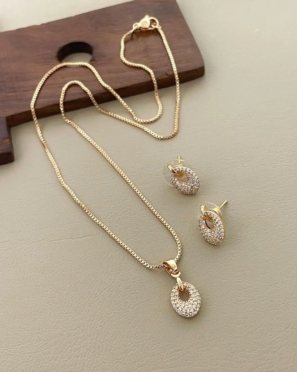 Aura Oval Pendant set